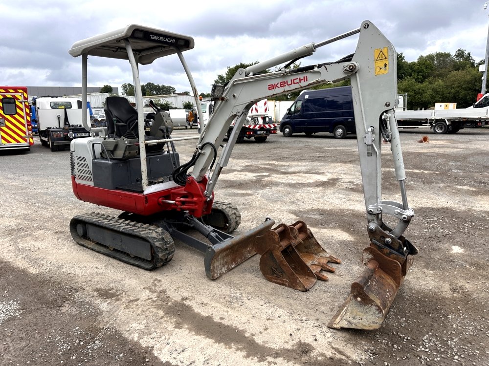 TAKEUCHI-MINI-PELLE SUR CHENILLES A VOIE VARIABLE TB016 – Image 3
