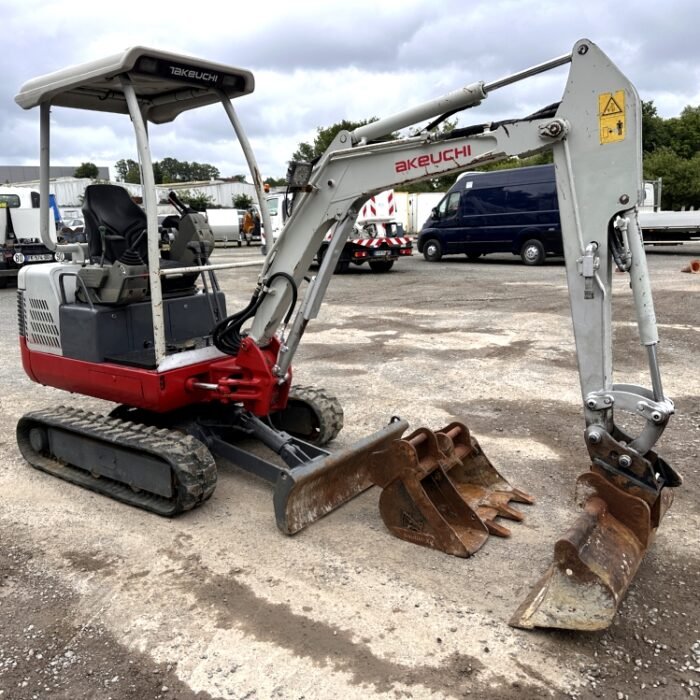 TAKEUCHI-MINI-PELLE SUR CHENILLES A VOIE VARIABLE TB016