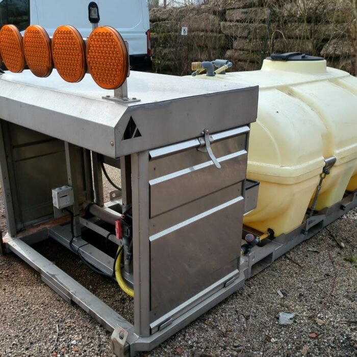 CITERNE 2000 L INOX SUR CHASSIS ACOMETIS