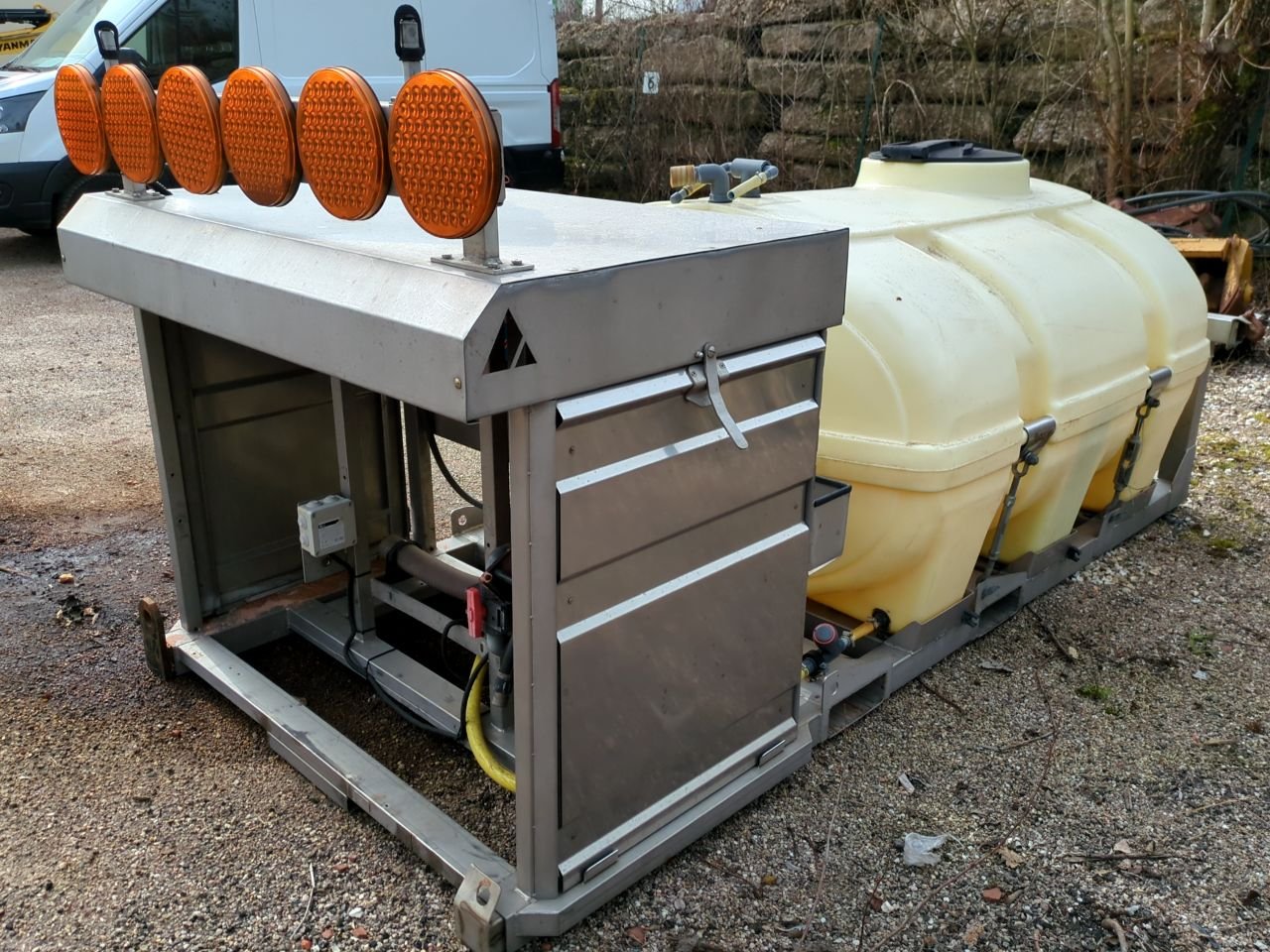 CITERNE 2000 L INOX SUR CHASSIS ACOMETIS – Image 5