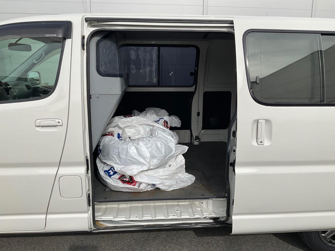 TOYOTA HiAce 117 D-4D Long – Image 11