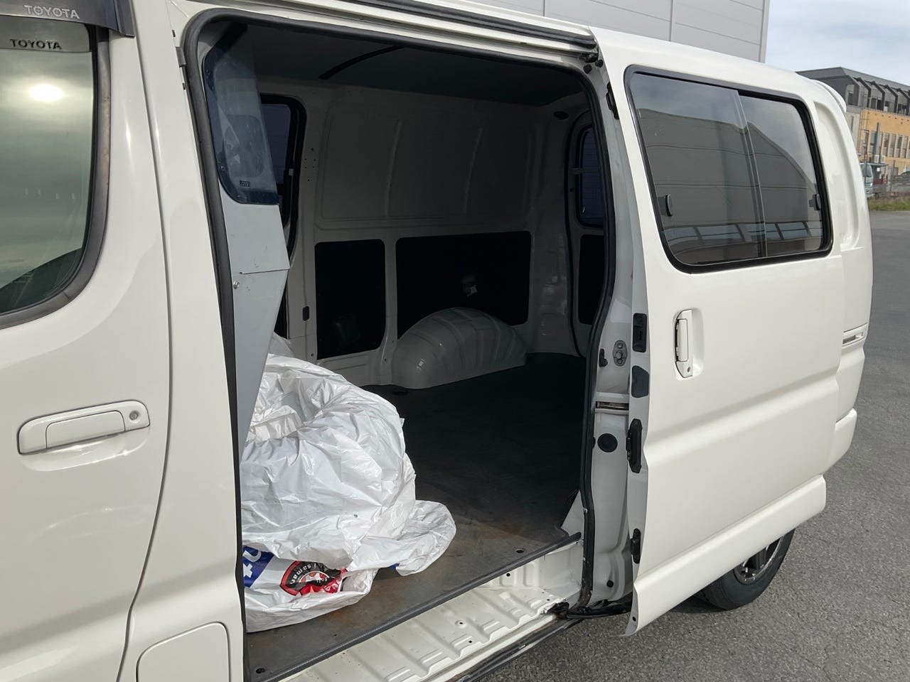 TOYOTA HiAce 117 D-4D Long – Image 8