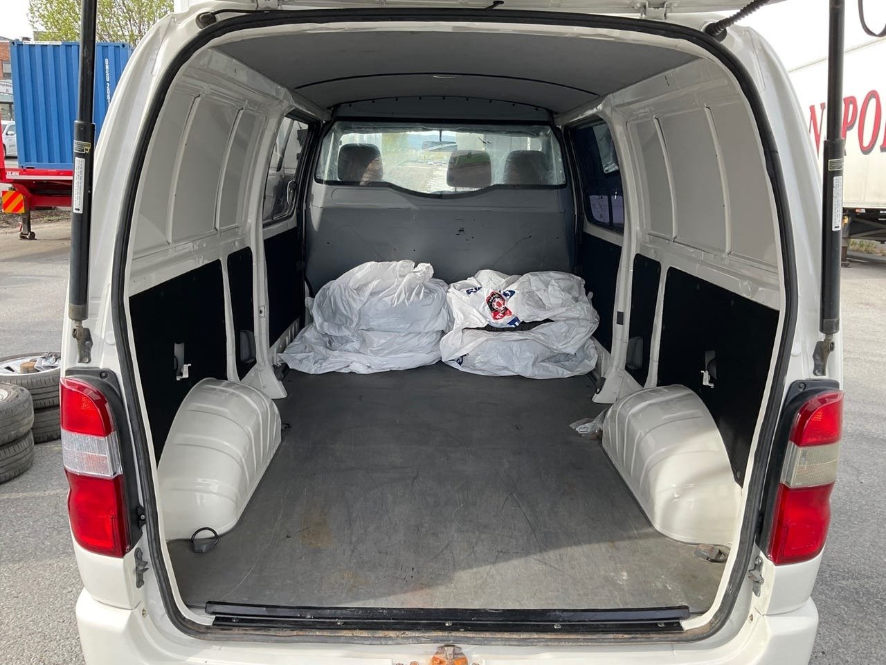 TOYOTA HiAce 117 D-4D Long – Image 19