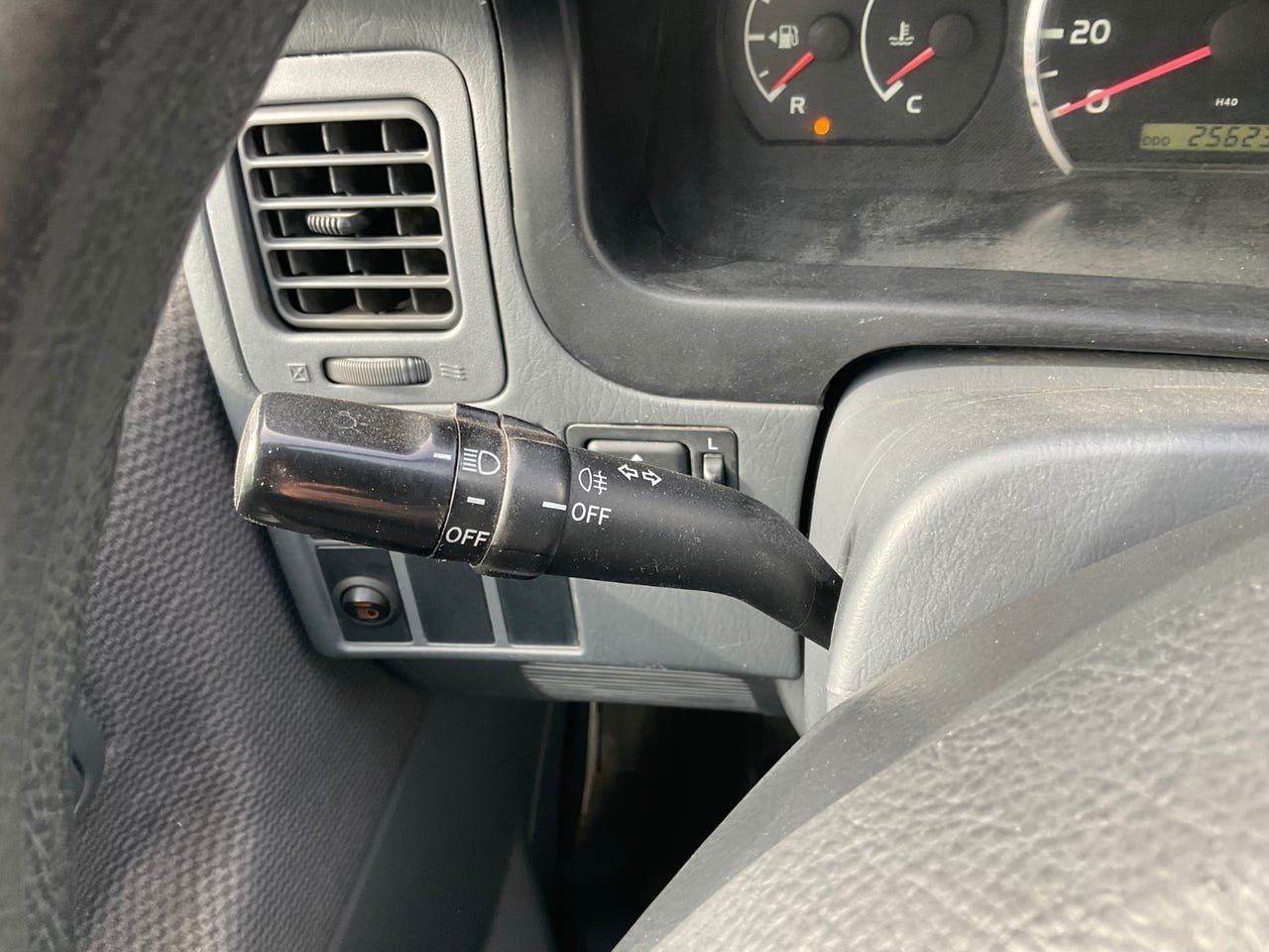 TOYOTA HiAce 117 D-4D Long – Image 21